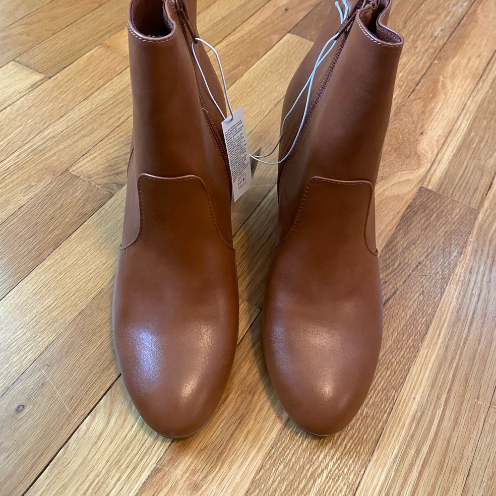 Elegant Brown Ankle Chelsea Boots